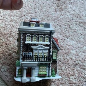 Dept 56 Charles Dickens Heritage, crown & Cricket Inn Ornament,1992 Edition